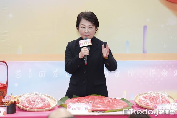 ▲▼ 韓國瑜、江啟臣、盧秀燕-東勢新丁粄送進立法院。(圖/記者湯興漢攝)