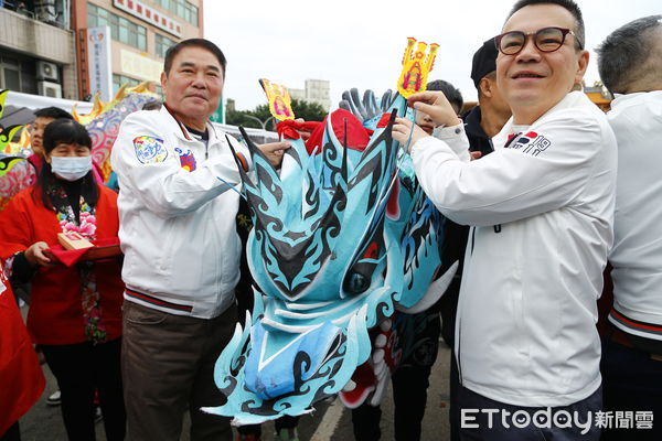 ▲苗栗市公所今天舉行祥龍點睛,為今年火旁龍系列活動揭開熱鬧序幕;其中,象徵地界的黑色祥龍,格外吸睛。(圖/記者楊永盛翻攝,下同)