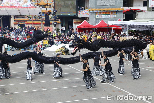 ▲苗栗市公所今天舉行祥龍點睛,為今年火旁龍系列活動揭開熱鬧序幕;其中,象徵地界的黑色祥龍,格外吸睛。(圖/記者楊永盛翻攝,下同)