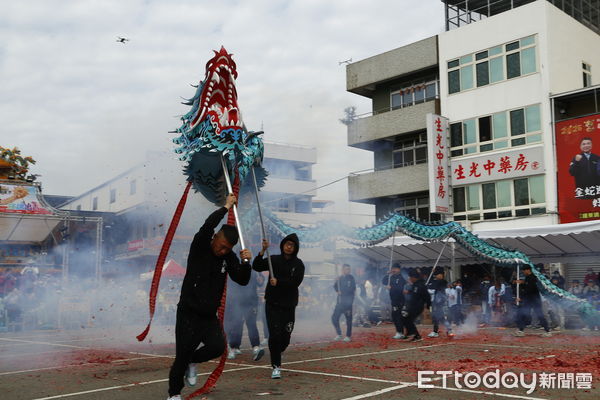 ▲苗栗市公所今天舉行祥龍點睛,為今年火旁龍系列活動揭開熱鬧序幕;其中,象徵地界的黑色祥龍,格外吸睛。(圖/記者楊永盛翻攝,下同)