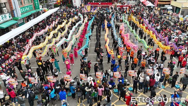 ▲苗栗市公所今天舉行祥龍點睛,為今年火旁龍系列活動揭開熱鬧序幕;其中,象徵地界的黑色祥龍,格外吸睛。(圖/記者楊永盛翻攝,下同)