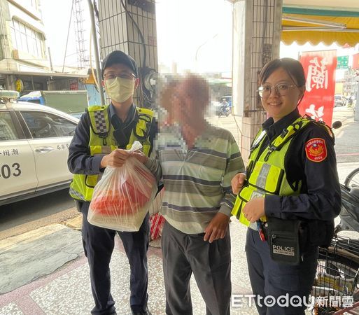 ▲潮州分局光華派所警員傅弈銘、侯湘緣幫助郭姓老翁 。(圖/記者陳崑福翻攝)