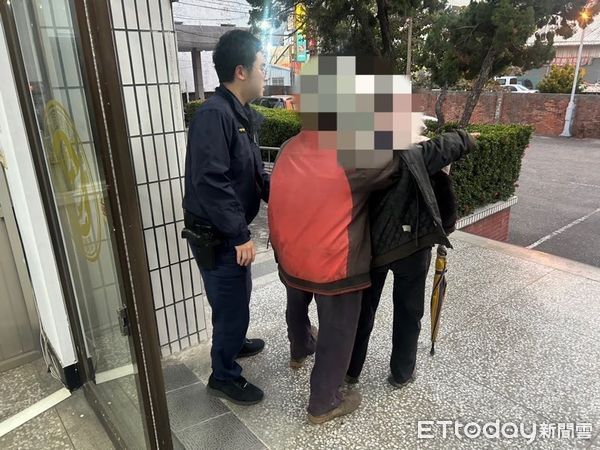 ▲員警助迷途婦人返家。(圖/記者楊漢聲翻攝)