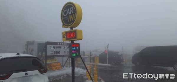 ▲新一波寒流來襲,目前合歡山武嶺地區停車場已滿。(圖/記者高堂堯翻攝)