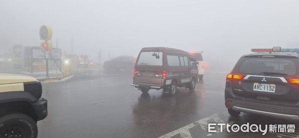 ▲新一波寒流來襲,目前合歡山武嶺地區停車場已滿。(圖/記者高堂堯翻攝)