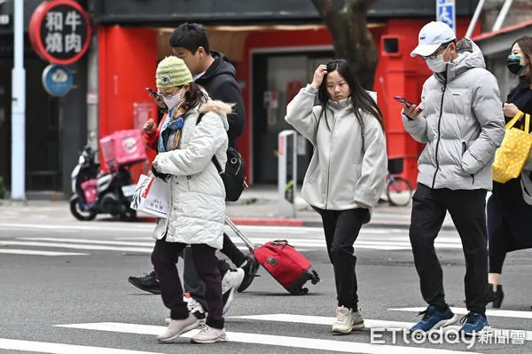 ▲▼羽絨衣,行人,路人,過馬路,行人穿越道,斑馬線,口罩,低溫,寒流,冬天,濕冷,輻射冷卻,乾冷,保暖,禦寒,冬衣,冬季,東北季風,大陸冷氣團,氣象,降溫,天氣配圖。(圖/記者李毓康攝)