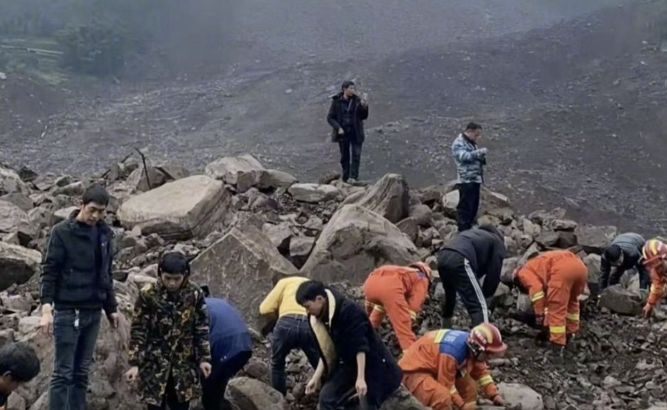 ▲搜救人員在現場徒手挖掘尋找失聯者蹤跡。(圖/翻攝微博)