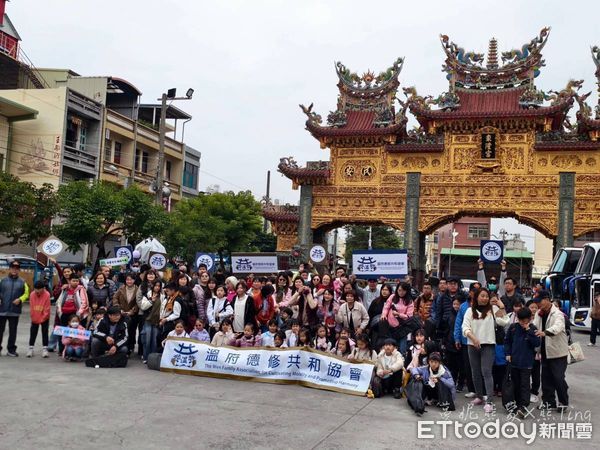 ▲南投迦陵偏鄉弦樂團到東港溫府德修共和協會進行交流 。(圖/屏東縣惜緣偏鄉公益行腳團提供)