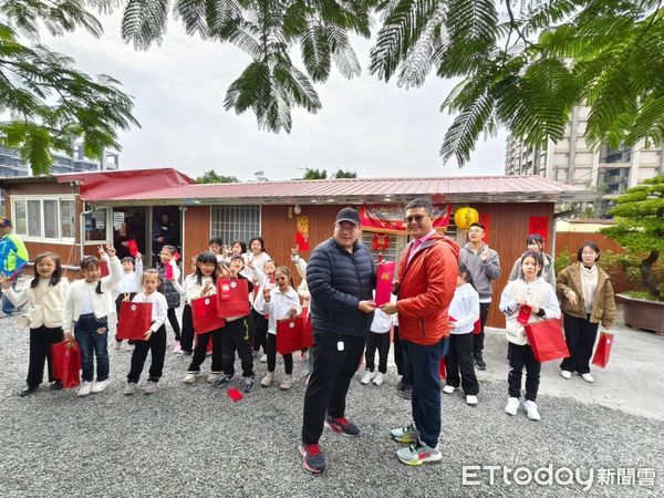 ▲南投迦陵偏鄉弦樂團到東港溫府德修共和協會進行交流 。(圖/屏東縣惜緣偏鄉公益行腳團提供)