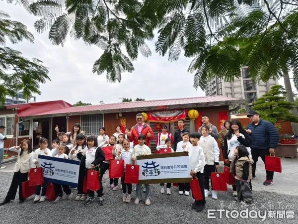 ▲南投迦陵偏鄉弦樂團到東港溫府德修共和協會進行交流 。(圖/屏東縣惜緣偏鄉公益行腳團提供)