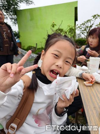 ▲南投迦陵偏鄉弦樂團到東港溫府德修共和協會進行交流 。(圖/屏東縣惜緣偏鄉公益行腳團提供)