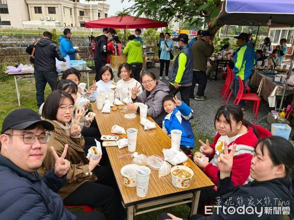 ▲南投迦陵偏鄉弦樂團到東港溫府德修共和協會進行交流 。(圖/屏東縣惜緣偏鄉公益行腳團提供)