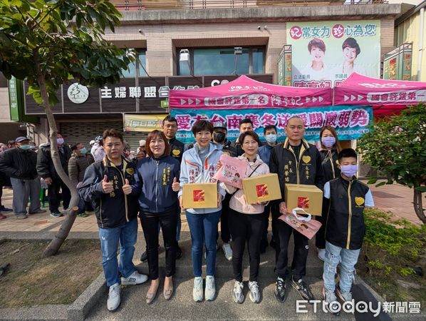 ▲為讓弱勢家庭也能感受年節溫暖,立委陳亭妃、市議員陳怡珍攜手大灣順元會、正易科技陳冠名、康黃金慈善愛心協會永康會,舉辦愛心年菜暨蛋糕捐贈活動。(圖/記者林東良翻攝,下同)