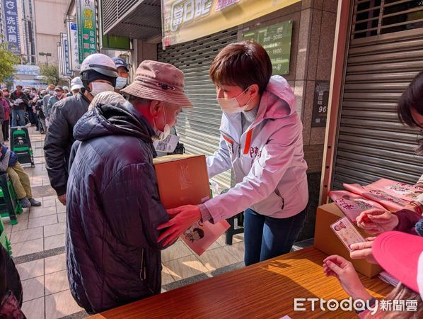 ▲為讓弱勢家庭也能感受年節溫暖,立委陳亭妃、市議員陳怡珍攜手大灣順元會、正易科技陳冠名、康黃金慈善愛心協會永康會,舉辦愛心年菜暨蛋糕捐贈活動。(圖/記者林東良翻攝,下同)