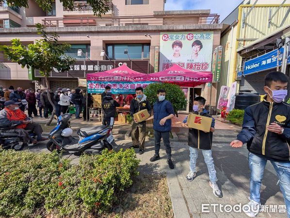 ▲為讓弱勢家庭也能感受年節溫暖,立委陳亭妃、市議員陳怡珍攜手大灣順元會、正易科技陳冠名、康黃金慈善愛心協會永康會,舉辦愛心年菜暨蛋糕捐贈活動。(圖/記者林東良翻攝,下同)