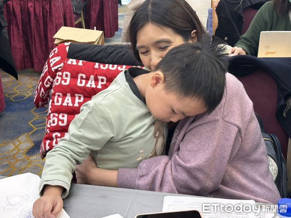 王杏安醫師和收養的病童「柴柴」感情相當好。(圖/記者趙于婷攝)