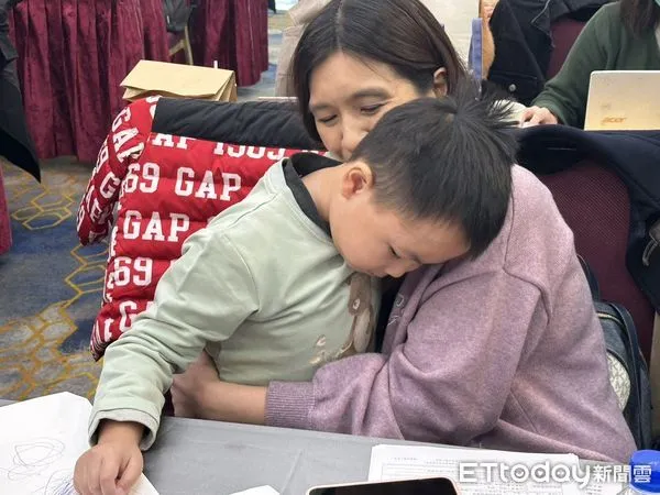 王杏安醫師和收養的病童「柴柴」感情相當好。(圖/記者趙于婷攝)