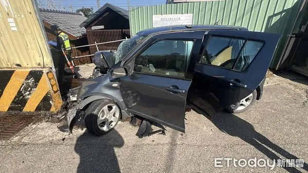 ▲造橋鄉談文車站前發生轎車自撞事故,女駕駛傷重搶救不治。(圖/記者楊永盛翻攝)