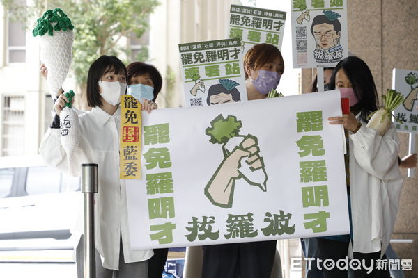 ▲▼全台罷免團體將於2/10(ㄧ)由曹興誠董事長陪同赴中央選舉委員會遞送罷免選區立委提議連署書,第一波連署書兩點已送達中選會。(圖/記者湯興漢攝)