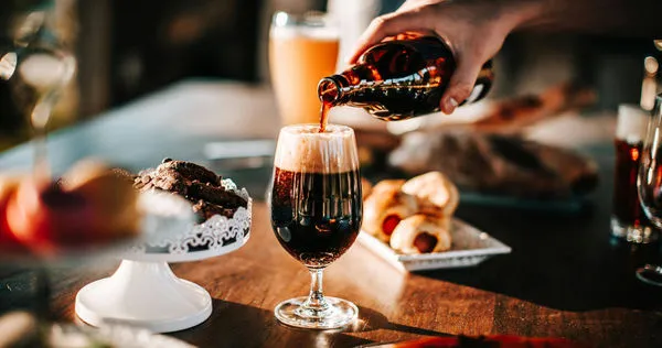 不少人習慣在寒冷的天氣裡喝上一杯酒,希望能藉此暖身。(示意圖/翻攝Pexels)