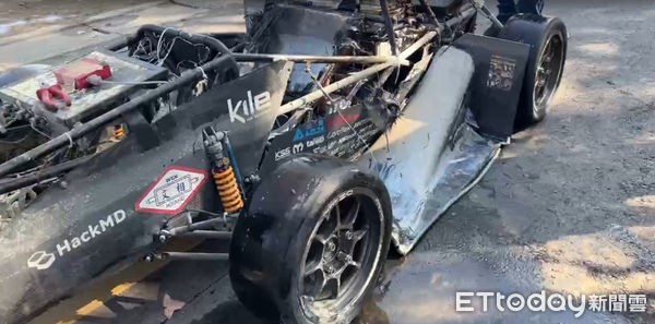 ▲台南市東區成功大學自強校區1部研發實驗電動賽車9日深夜發生火燒車,成大電動車研發團隊學生進行勘查。(圖/記者林東良翻攝,下同)