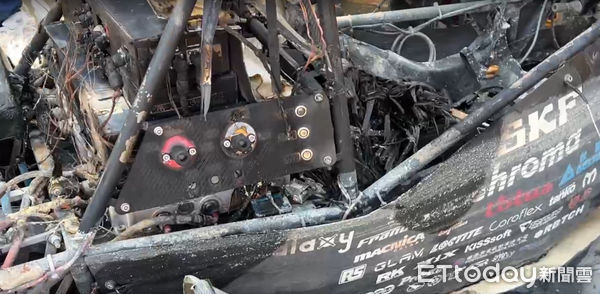 ▲台南市東區成功大學自強校區1部研發實驗電動賽車9日深夜發生火燒車,成大電動車研發團隊學生進行勘查。(圖/記者林東良翻攝,下同)