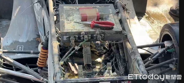 ▲台南市東區成功大學自強校區1部研發實驗電動賽車9日深夜發生火燒車,成大電動車研發團隊學生進行勘查。(圖/記者林東良翻攝,下同)