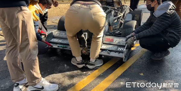 ▲台南市東區成功大學自強校區1部研發實驗電動賽車9日深夜發生火燒車,成大電動車研發團隊學生進行勘查。(圖/記者林東良翻攝,下同)