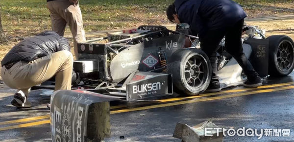 ▲台南市東區成功大學自強校區1部研發實驗電動賽車9日深夜發生火燒車,成大電動車研發團隊學生進行勘查。(圖/記者林東良翻攝,下同)