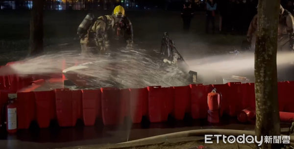 ▲台南市東區成功大學自強校區1部研發實驗電動賽車9日深夜發生火燒車,成大電動車研發團隊學生進行勘查。(圖/記者林東良翻攝,下同)