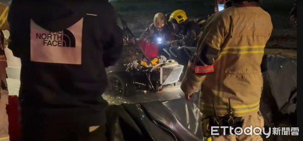 ▲台南市東區成功大學自強校區1部研發實驗電動賽車9日深夜發生火燒車,成大電動車研發團隊學生進行勘查。(圖/記者林東良翻攝,下同)