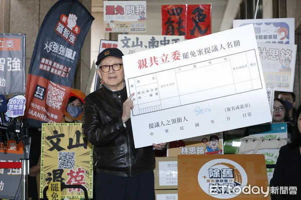 ▲▼全台罷免團體於2/10由曹興誠董事長陪同赴中央選舉委員會遞送罷免選區立委提議連署書,第二波連署書四點已送達中選會。(圖/記者湯興漢攝)