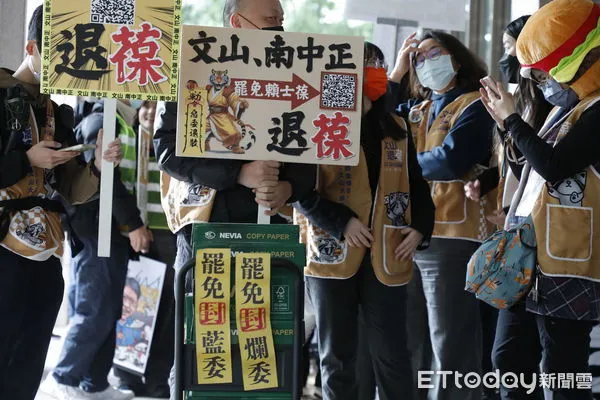 ▲▼全台罷免團體於2/10由曹興誠董事長陪同赴中央選舉委員會遞送罷免選區立委提議連署書,第二波連署書四點已送達中選會。(圖/記者湯興漢攝)