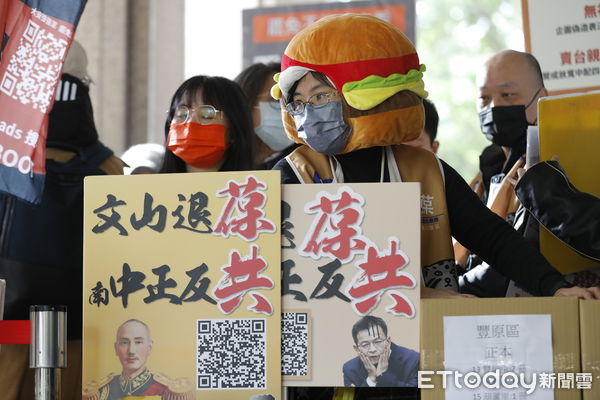 ▲▼全台罷免團體於2/10由曹興誠董事長陪同赴中央選舉委員會遞送罷免選區立委提議連署書,第二波連署書四點已送達中選會。(圖/記者湯興漢攝)