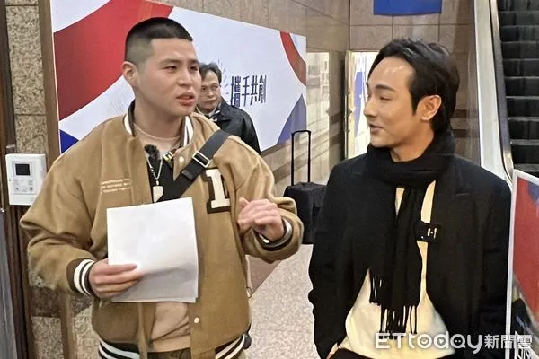 ▲八炯、閩南狼衝國民黨中央。(圖/記者鄭佩玟攝)