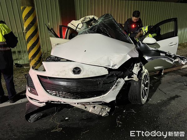 ▲▼ 彰化轎車自撞 。(圖/記者唐詠絮翻攝)