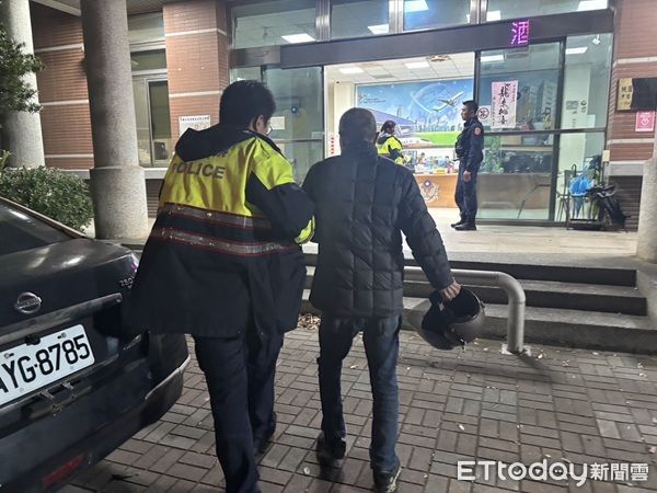 ▲▼警方透過手機未接來電找到家人前來帶回。(圖/中壢警分局提供)