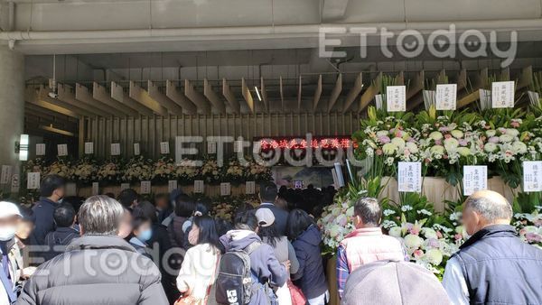 ▲五教共主、少龍告別式於11日中午舉行,百名信徒湧入弔唁。(圖/記者黃彥傑攝,下同)