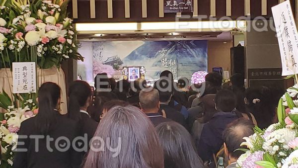 ▲五教共主、少龍告別式於11日中午舉行,百名信徒湧入弔唁。(圖/記者黃彥傑攝,下同)