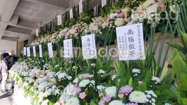 ▲五教共主、少龍告別式於11日中午舉行,百名信徒湧入弔唁。(圖/記者黃彥傑攝,下同)