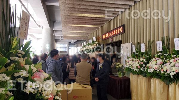 ▲五教共主、少龍告別式於11日中午舉行,百名信徒湧入弔唁。(圖/記者黃彥傑攝,下同)