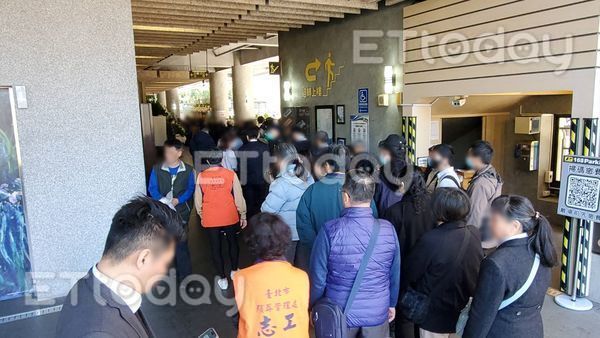 ▲五教共主、少龍告別式於11日中午舉行,百名信徒湧入弔唁。(圖/記者黃彥傑攝,下同)