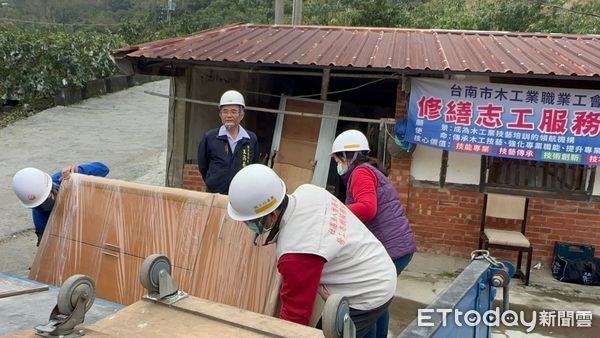 ▲台南市勞工局「做工行善團」前往水資源分署宿舍評估災民可能需要的衣櫥、床組(含床墊)、桌椅等,將於宿舍整修完成後,從倉庫載運二手家具提供災民使用。(圖/記者林東良翻攝,下同)