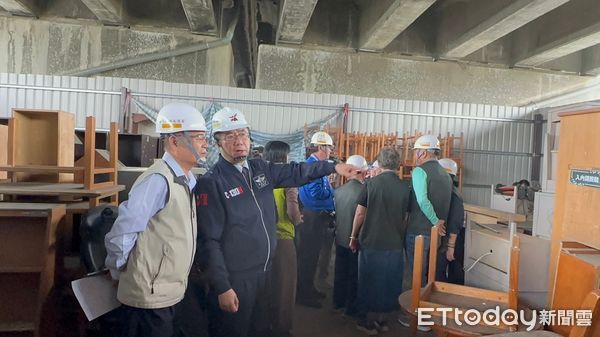 ▲台南市勞工局「做工行善團」前往水資源分署宿舍評估災民可能需要的衣櫥、床組(含床墊)、桌椅等,將於宿舍整修完成後,從倉庫載運二手家具提供災民使用。(圖/記者林東良翻攝,下同)