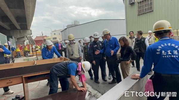 ▲台南市勞工局「做工行善團」前往水資源分署宿舍評估災民可能需要的衣櫥、床組(含床墊)、桌椅等,將於宿舍整修完成後,從倉庫載運二手家具提供災民使用。(圖/記者林東良翻攝,下同)