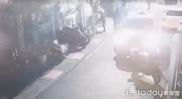 ▲台南市警二分局長樂所據報中西區和平街的住宅,遭人無故侵入,員警據報火速到場,會同報案人進入屋內,果真查獲一男子無故侵入民宅。(圖/記者林東良翻攝,下同)