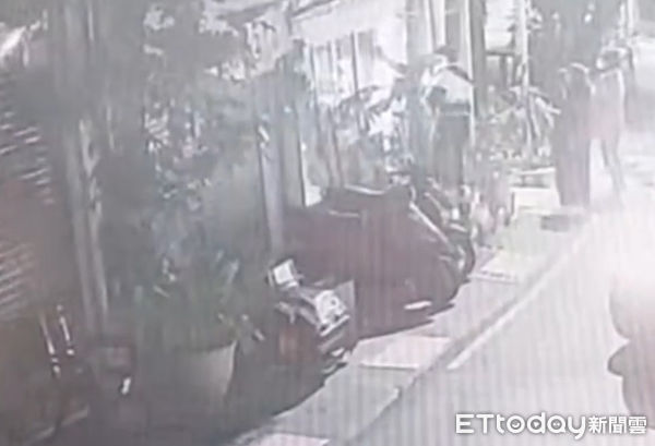 ▲台南市警二分局長樂所據報中西區和平街的住宅,遭人無故侵入,員警據報火速到場,會同報案人進入屋內,果真查獲一男子無故侵入民宅。(圖/記者林東良翻攝,下同)