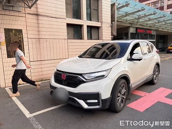 ▲林姓男子停妥車輛後急忙衝入派出所求助。(圖/大溪警分局提供)