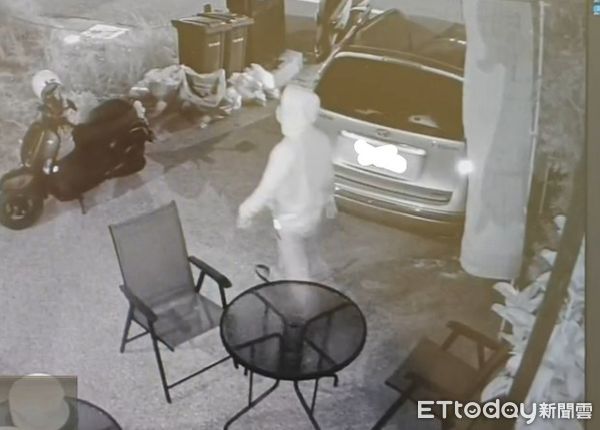 ▲彰化寵物餐廳遭噴上紅漆。(圖/警方提供)