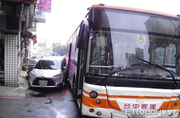 ▲台中公車閃機車釀車禍!轎車被撞到爆胎 電箱狂冒火花。(圖/記者許權毅翻攝)